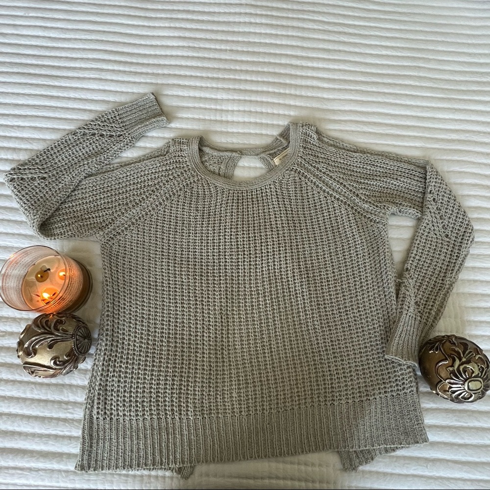 Open back - Open shoulder - Long sleeve - Knit sweater
